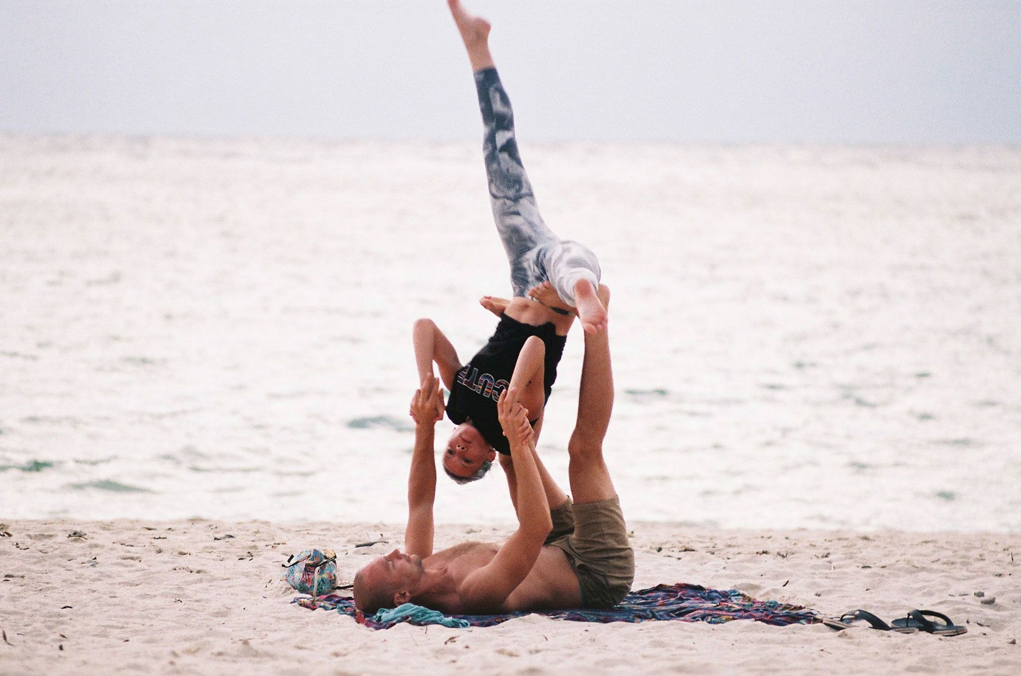 Couple Doing Yoga on the Beach - Fotografía Miguel Morón Couple Doing Yoga on the Beach