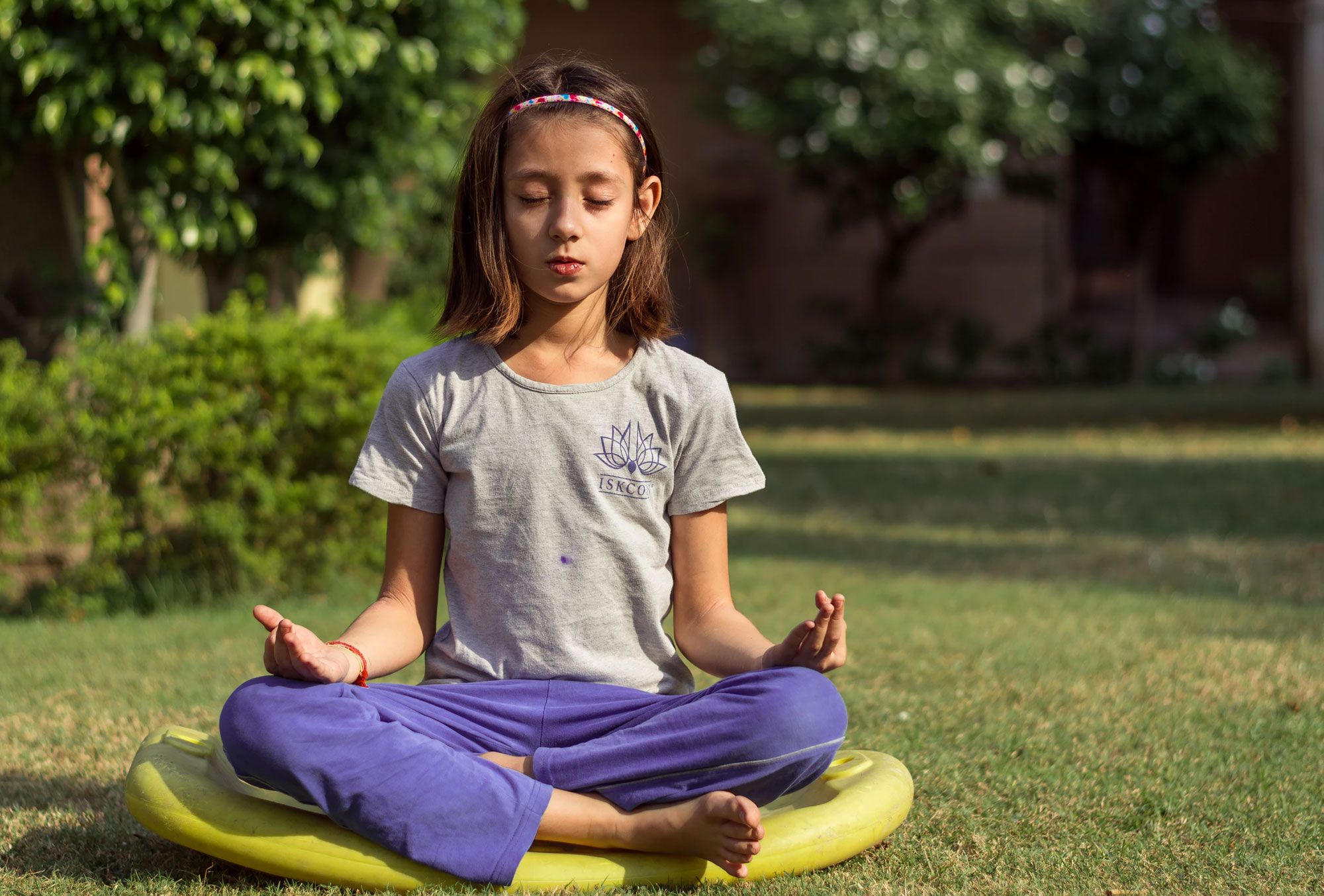 Child Doing Yoga - Fotografía Miguel Morón Child Doing Yoga